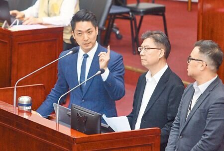 台北市長蔣萬安(左)14日在市議會施政報告並備詢,一旁為市場處長陳庭輝(中)與產發局長陳俊安(右)。(張鎧乙攝)