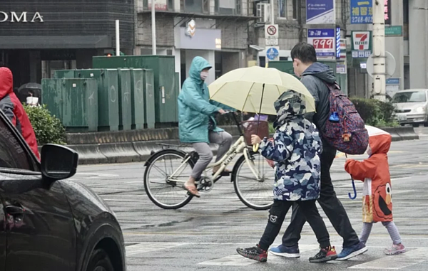 自清晨開始到傍晚這段鋒面通過的時間，中部、北部、東半部下雨，局部地區有雷雨或是短時較大雨勢發生的可能性。聯合報資料照片