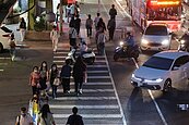 立院三讀通過！汽機車不禮讓行人最高罰6000元