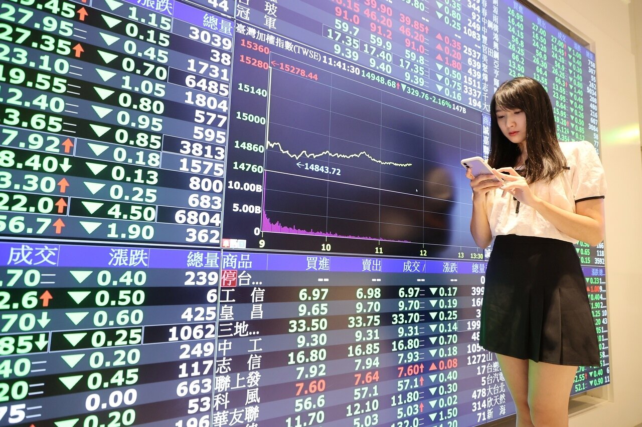 財政部日公布3月稅收2147億元,其中證交稅實徵176億元,再度由紅翻黑,轉為年減19.5%。聯合報系資料照