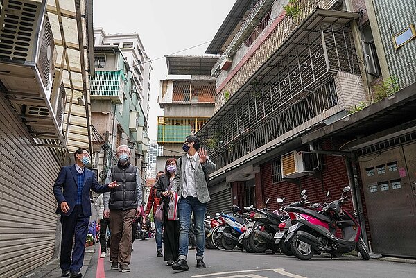 新北市板橋油庫口都更案因社區住戶具有高度共識,選擇以自力更新方式推動重建,並正式委任新北住都中心統籌辦理都市更新事業。圖/新北住都中心提供