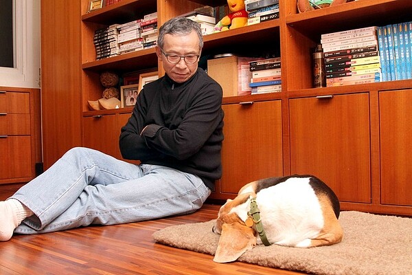 吳念真換屋!自爆72歲「還煩惱房事」:年輕人辛苦 吳念真透露,與老婆曾在新店透天樓梯跌倒。圖/取自《吳念真 新店》臉書