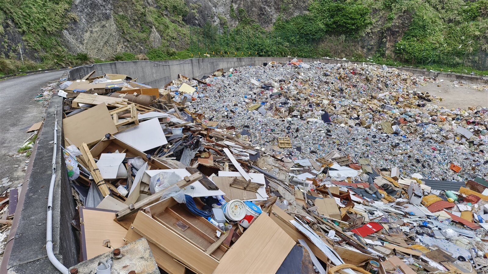 綠島垃圾掩埋場已經爆滿。記者卜敏正/攝影