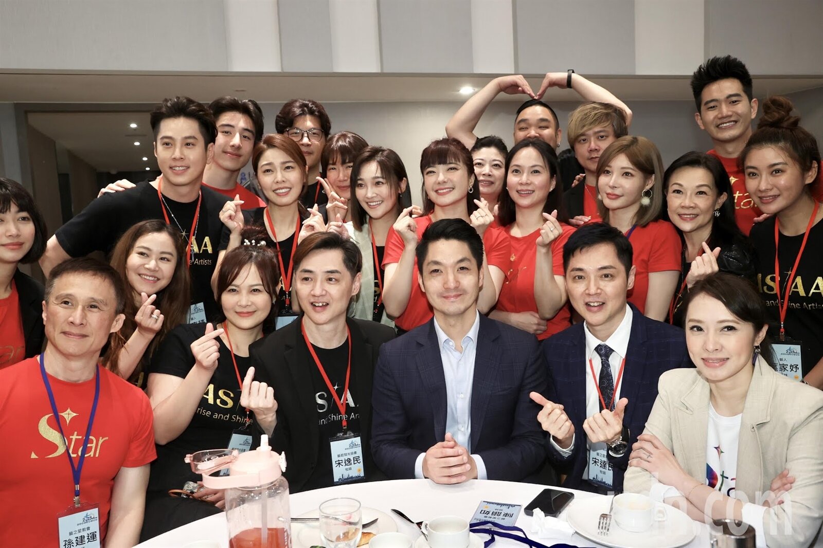 宋逸民、宋達民夫妻和藝人教友同框蔣萬安。記者林俊良/攝影