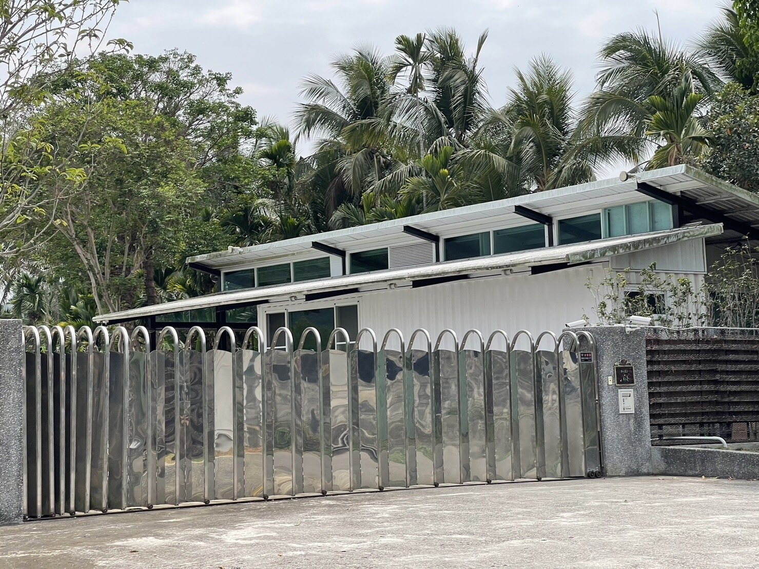 高雄市前副市長陳啟昱名下農地疑有違建,高市府第一時間裁罰十萬,限三周拆除,監委也申請調查。記者古和純/攝影