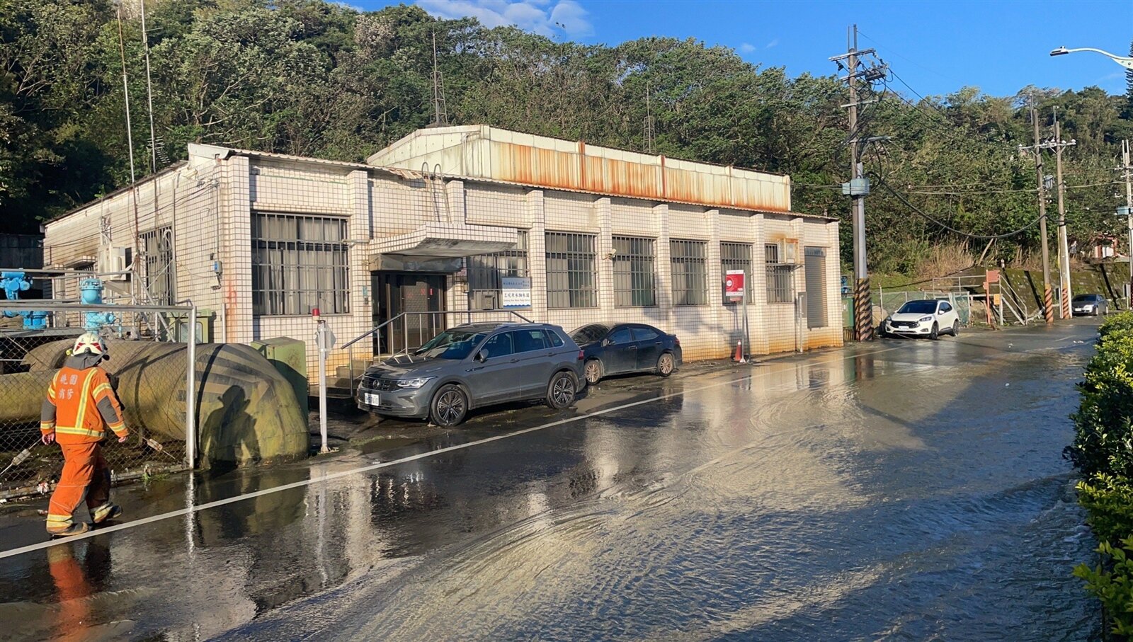 桃園市自來水管汰換被民代批評速度慢品質不佳,圖為今年1月7日三坑抽水站爆管水一度流向路面。記者曾增勳/攝影