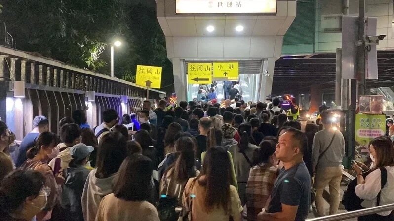 人氣團體五月天在高雄世運主場館辦演唱會,吸引滿場歌迷聽唱,圖為首場演唱會人潮疏散情形。記者陳弘逸/攝影