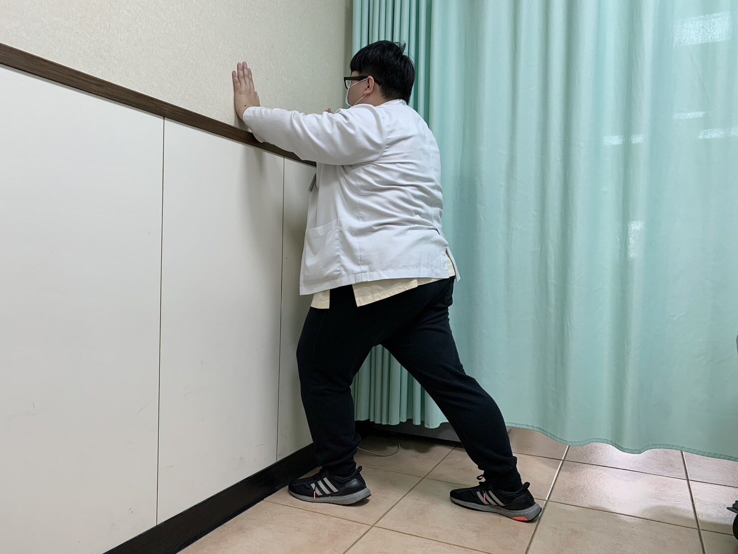 要放鬆小腿肌肉,可面向牆壁,雙手扶牆,一腳在前、膝蓋彎曲,一腳在後、膝蓋伸直,直到後側腳的小腿有緊緊的牽拉感,再換腳做。記者王昭月/攝影