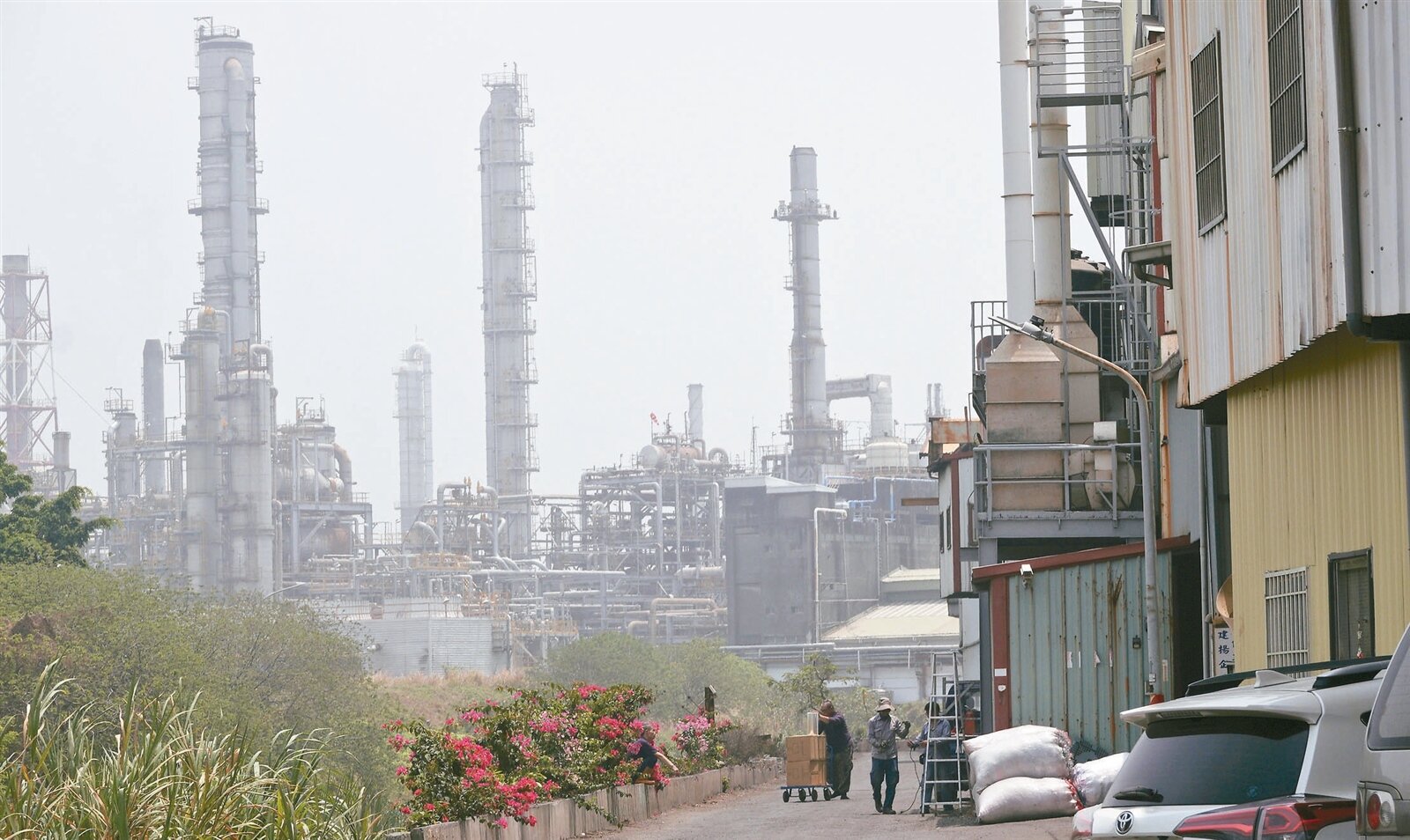 中南部經常性空汙,除天氣、地理因素和大型發電廠問題,中小型老舊工廠也是問題來源之一。圖為工廠示意圖。記者劉學聖/攝影