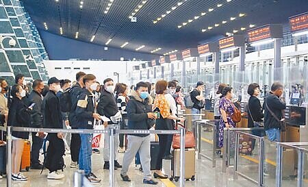 陸委會3月宣布恢復10個兩岸直飛航點,但目前只有3個航點復飛。圖為桃園機場內,剛下機的旅客正在排隊通關入境。(范揚光攝)