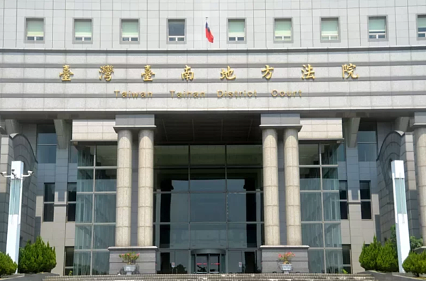 台南地院認為,老母親不耐兒子持手機錄影質問家產問題,撥落手機後龜裂損壞,考量老母親年逾80歲且情節輕微、顯可憫恕,減輕其刑仍嫌過重,判免刑。圖/聯合報資料照