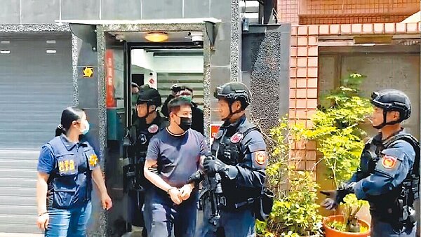 竹聯幫寶和會長林修伯拒入監涉逃亡,又因疑涉仲介未成年陪酒案遭警逮捕。(警方提供)