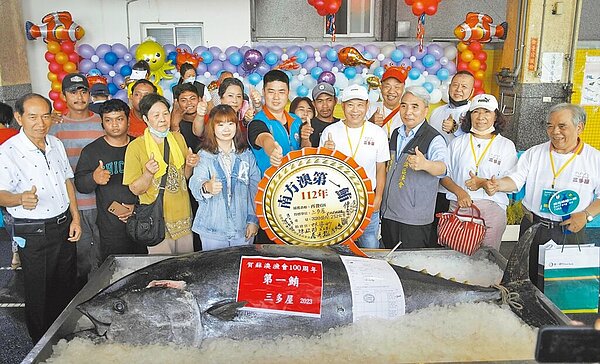 宜蘭第一鮪15日以每公斤7000元、總價224萬元拍出。(蘇澳區漁會提供/李忠一宜蘭傳真)