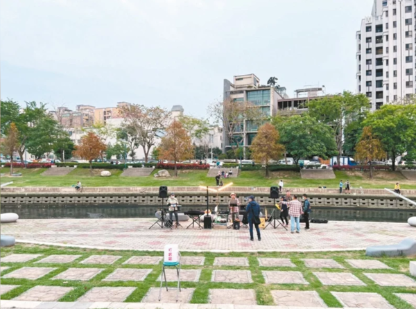 台中大里康橋水岸有街頭藝人表演,引起住戶抗議噪音。圖/台中市文化局提供