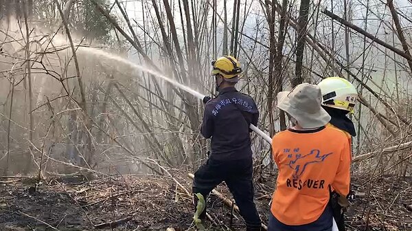 高市消防員連日前往山區滅火,相當勞累。記者古和純/翻攝