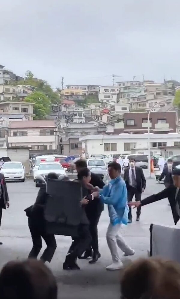 日本首相岸田文雄險遭攻擊，第一時間最快做出反應的是名貌似當地漁會相關人員的男子。圖／截自推特@takigare3