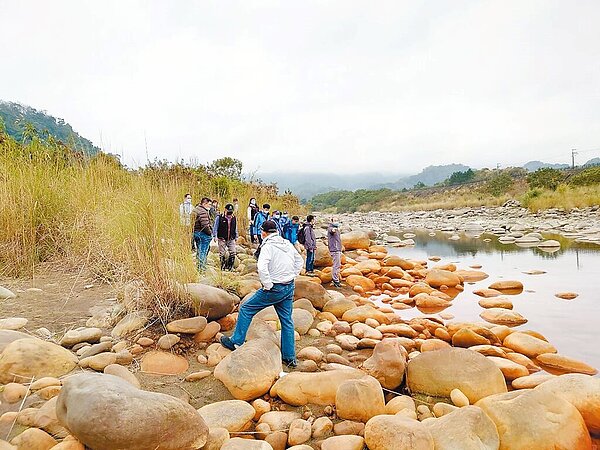 檢警查辦桃園市芫吉公司涉嫌在苗栗縣三灣鄉中港溪河畔偷倒廢強酸液。（讀者提供／謝明俊苗栗傳真）