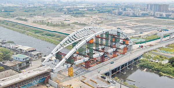 桃捷綠線GC01標跨南崁溪橋擁有特別蝴蝶造型拱橋,15日吊裝合龍,代表桃捷綠線高架段北段工區的3座重要鋼構橋梁皆接近完工。(桃園市捷工局提供/蔡明亘桃園傳真)