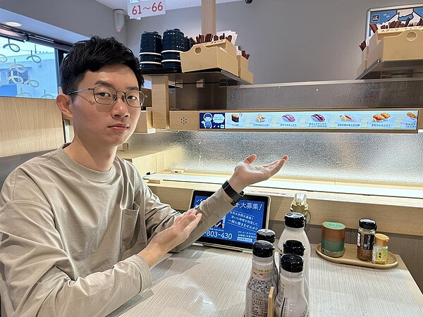 網紅視網膜在日本東京旅遊,在迴轉壽司餐廳用餐,發現迴轉台上雖然沒有壽司,卻改為「螢幕迴轉壽司」。圖/取自「視網膜 Retina」臉書粉專