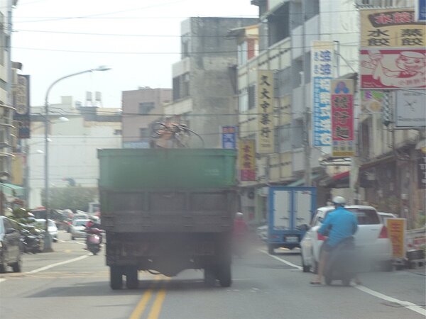 彰化市很多道路路幅小,如遇到慢車或者違規停車,駕駛人欲超車必須跨雙黃線,往往成了檢舉人的目標。圖/聯合報系資料照