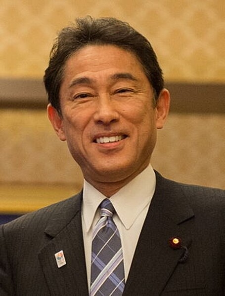 日本首相岸田文雄（見圖）15日在和歌山雜賀崎漁港為眾議員補選站台，有人丟擲冒白煙圓筒管狀爆裂物，造成一聲巨響。岸田被隨扈護送撤離未受傷，24歲男性嫌犯遭當場壓制逮捕。