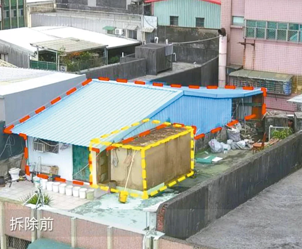 新北市經常可見頂樓加蓋違建,可依「新北市強制拆除違章建築收費自治條例」向違建屋主收取拆除費用。紅框為違建,黃框為合法樓梯間。圖為拆除前。圖/新北拆除大隊提供