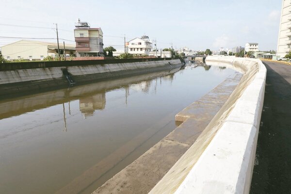 台南市三爺溪是二仁溪流域最大支流，也是汙染程度最嚴重河川之一，中央投入近百億進行淹水整治及水質改善。圖／台南市政府提供