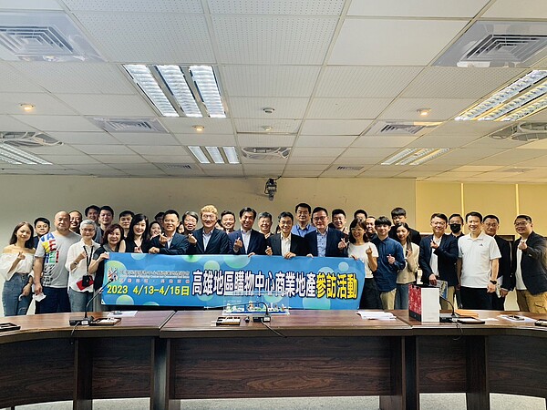 中華民國購物中心暨商業地產協會看好高雄亞灣區發展決日力,率團參訪。記者王昭月/翻攝