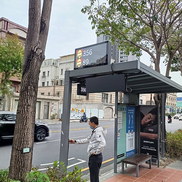 台中市候車亭服務鈴的輪椅標誌改頭換面,變成黃色鮮豔的可愛鈴鐺,1年365天都在候車亭。圖/交通局提供