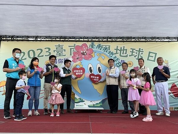 「尋你所愛.愛你所擇」永續市集昨日在市圖永康總館熱鬧登場。圖/環保局提供