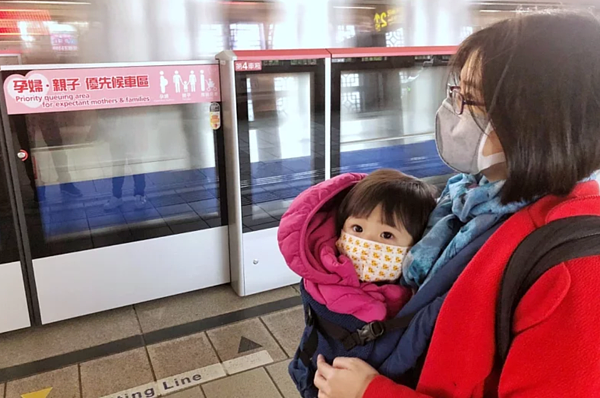 大眾運輸工具口罩解禁，兒科醫師呼籲四大危險族群，不要脫口罩。聯合報資料照片