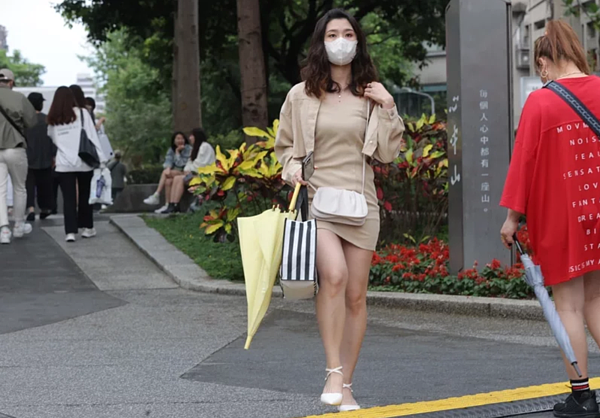 今明兩天台灣為東南至偏南風環境,各地氣溫普遍悶熱,明天由於東南風挾些較暖濕的空氣北上,使花東及南部山區午後將有些零零星星短暫陣雨,影響程度不大,但仍存在小幅度的降雨變化。聯合報資料照片