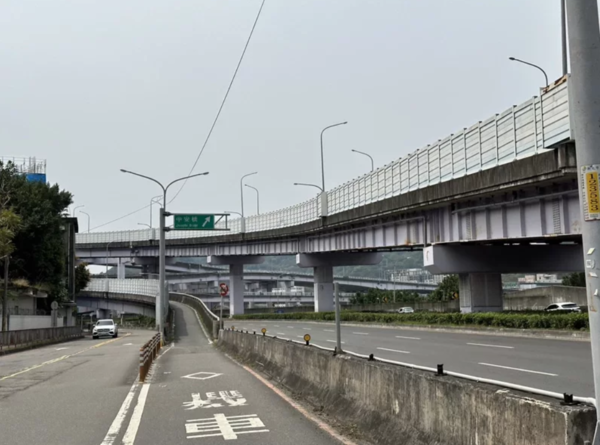 中安大橋17日至25日夜間施工更換LED燈具，將分階段封閉部分匝道。圖／新北工務局提供