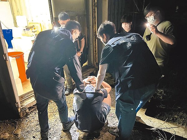 基隆地檢署指揮保三總隊等警方,破獲毒咖啡的原料、三級毒品「喵喵」大型製毒工廠,成品、半成品和原料重達1.7公噸,逮捕詹姓(中)等4名嫌犯。(警方提供/胡欣男台北傳真)