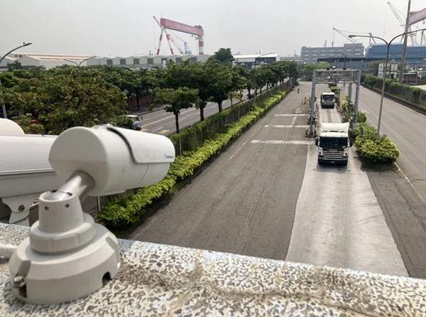 高雄港區架設車牌辨識器，以科技執法。圖／高雄市環保局提供