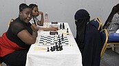 全身包緊緊！肯亞男棋士冒充女棋士出賽　因鞋子和表現太出色露餡