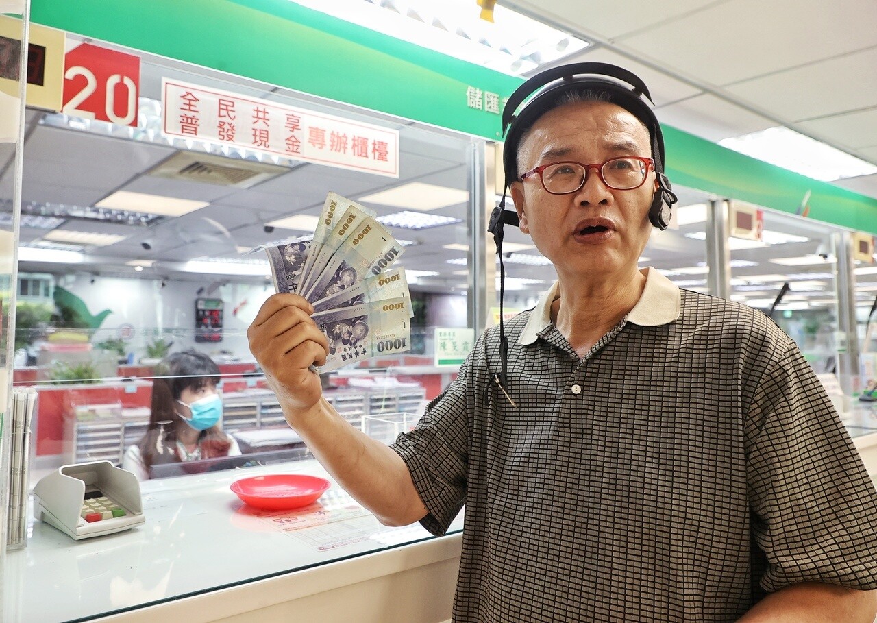 政府普發現金6000元，中華郵政今起開放臨櫃領現，一名臨櫃領取民眾抱怨，政府應該在過年前就發放，實在拖太久。記者曾原信／攝影 