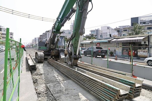 台南市府獲中央營建署補助7300萬元進行德糖路T幹線雨水箱涵新建工程，完善上游段雨水排水系統，進一步改善德糖路、民安路社區等地的積淹水情況。圖／新聞及國際關係處提供