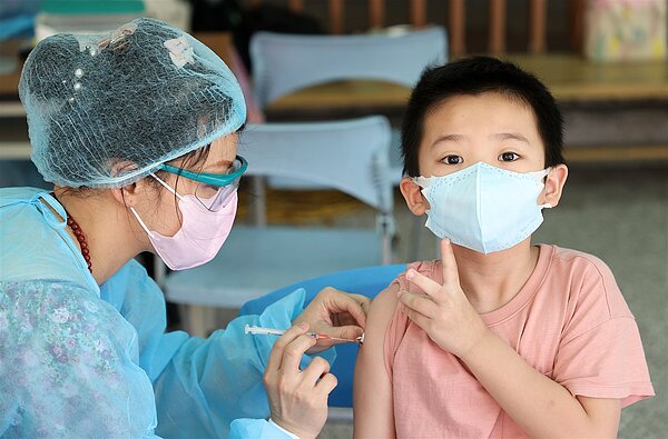 腸病毒疫苗陸續取得藥證，預計最快七月先供自費接種。示意圖，非新聞當事人。聯合報系資料照片