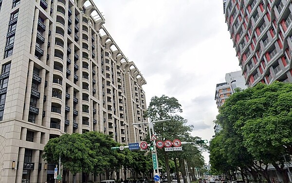 一吐傳賠售怨氣?「藝人社區」回溫?專家這樣說 松山區健康路上高價宅「國美新美館」有交易亮點?陳炳辰認為,單價僅算是社區高標應有水準,還稱不上亮點。圖/google map