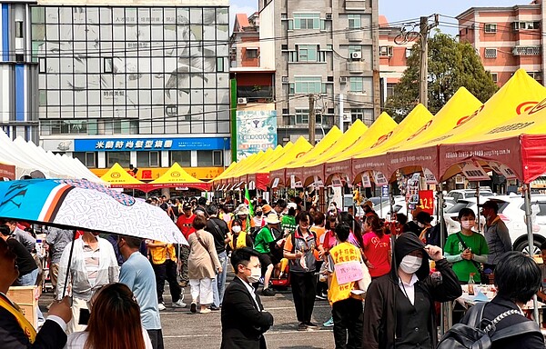 永慶房產集團加盟四品牌台南區經管會贊助創世舉辦「大手拉小手公益園遊會」,當日園遊會人潮絡繹不絕,與民眾一起共度歡樂公益時光,為植物人家庭送暖。圖/永慶房產集團提供