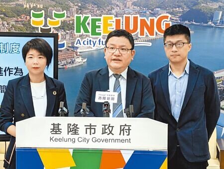 為吸引產業投資基隆,基隆市政府祕書長方定安(中)17日宣布市府簡化都審流程,有7成案件審查時間可從平均14個月減少至6個月。(張志康攝)