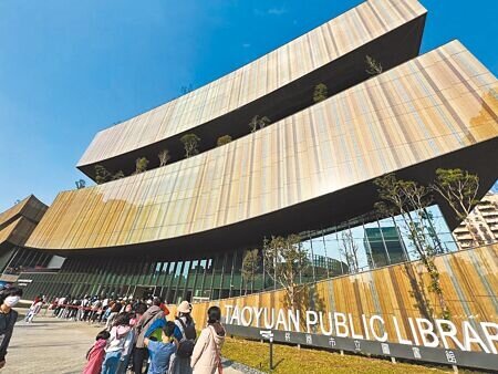 有「全台最美圖書館」之稱的桃園圖書新總館開幕以來人潮絡繹不絕。(蔡依珍攝)