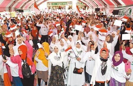 台海情勢緊張,繼菲律賓後,印尼政府也擬定戰時印尼公民撤離台灣計畫。圖為2018年12月23日,印尼移民節在台北火車站前廣場舉行。(本報資料照片)