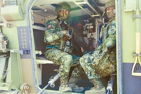 
義務役期明年初恢復為1年，國防部表示，服役滿半年後實領薪資為2萬8027元，另釋出6項主戰部隊的特殊加給，金額最高的是特種勤務中隊，高達2萬9500元，意即未來義務役最高月薪可破5萬7000元。圖為國軍由機械化步兵排與雲豹輪型裝甲車協同組成的聯兵營。（本報資料照片）
