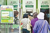 郵局開放領普發金　首日破50萬人