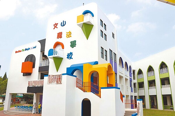 苗栗市文山國小校舍老舊、有海砂屋的安全問題,縣政府爭取教育部補助1.5億多元,將新校舍打造主題式哈利波特魔法學校情境,工程最近進入尾聲,縣長鍾東錦17日前往視察,希望給師生完善的教育環境。(苗栗縣政府提供/李京昇苗栗傳真)