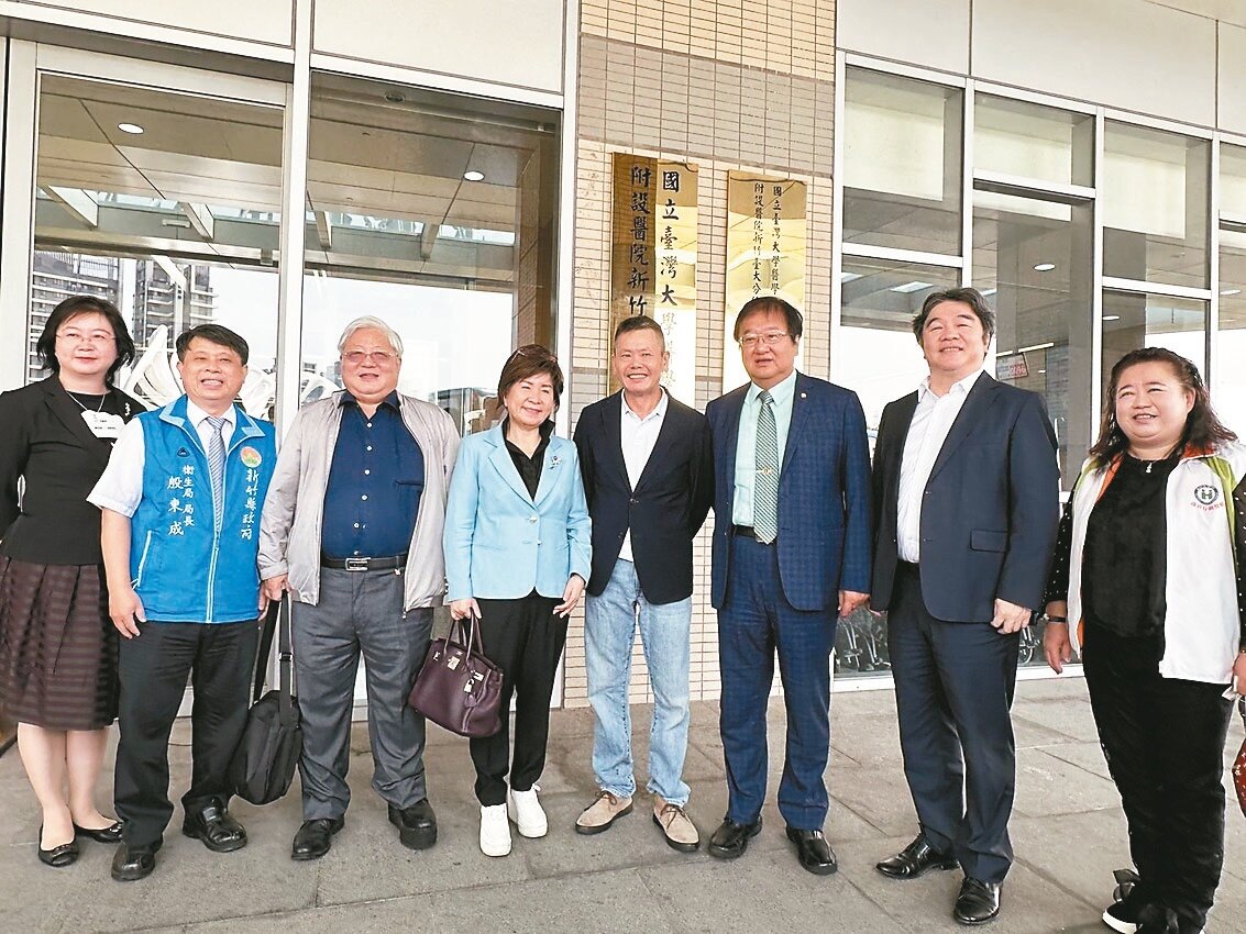 立法院衛環委員會昨由召委邱泰源(右三)帶隊至新竹台大醫院生醫院區。記者郭政芬/攝影