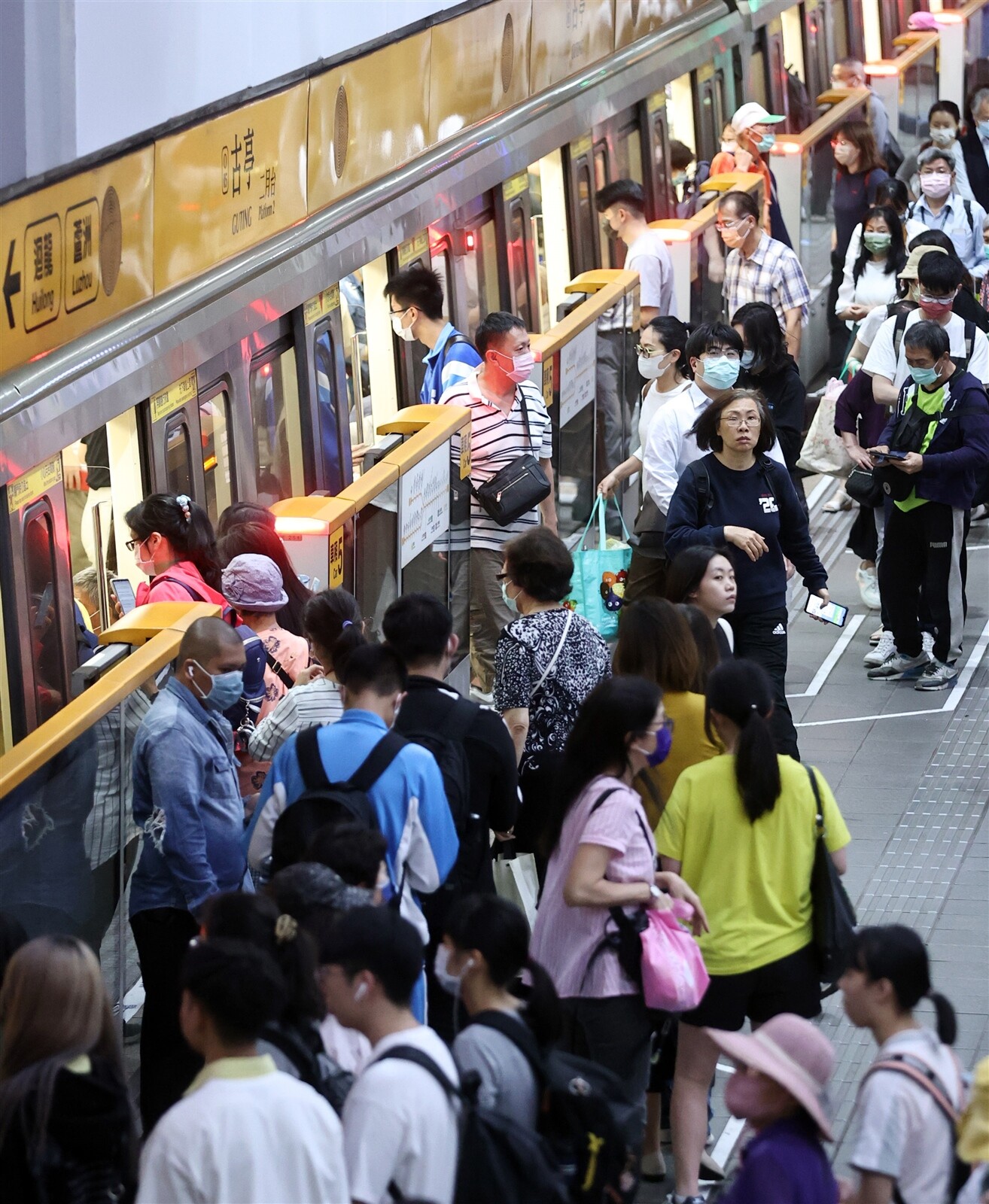 口罩令大鬆綁，昨起搭乘捷運、公車不再強制戴口罩，但搭乘捷運的民眾大多仍戴好口罩，僅少數未佩戴。記者侯永全／攝影 