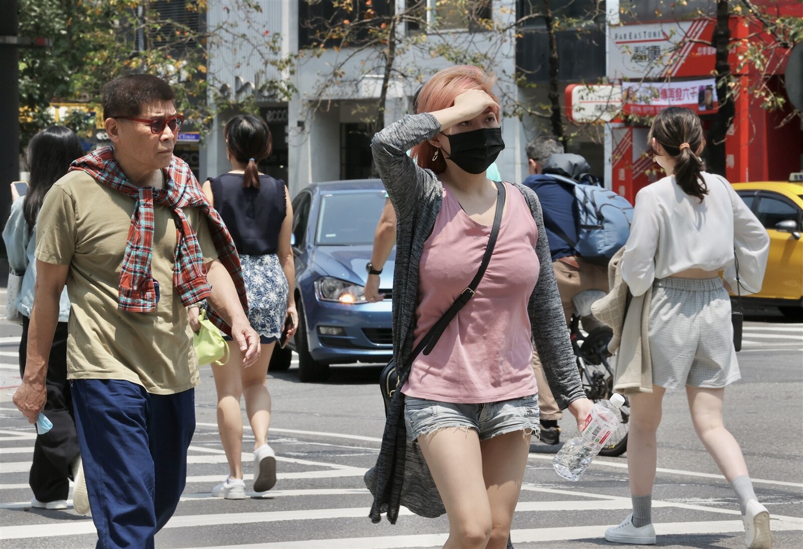 戶外口罩雖然解禁,許多民眾還是持續佩戴,皮膚科醫師說,這有防曬及防空汙好處。本報資料照片。記者林俊良/攝影